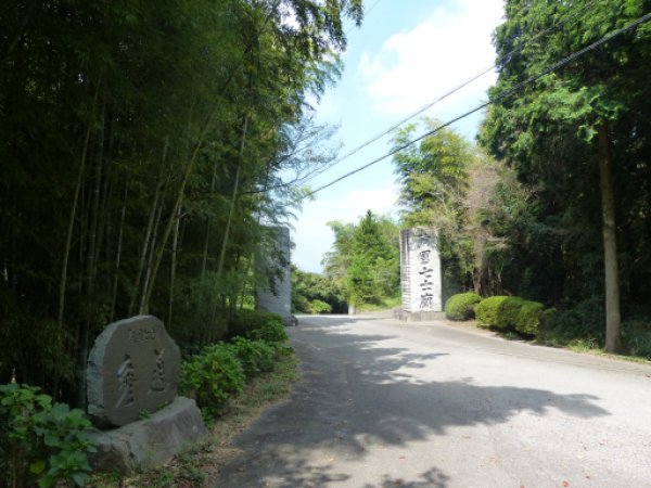 殉国七士廟　