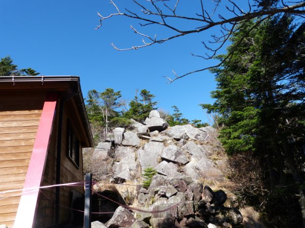 恵那山頂避難小屋