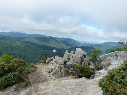 重ね岩 