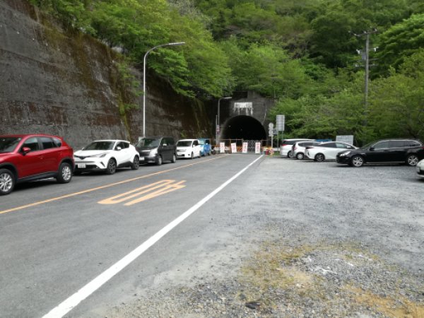 鞍掛トンネル東登山口駐車場