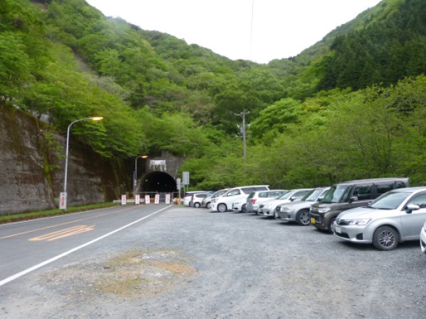 鞍掛トンネル東登山口駐車場